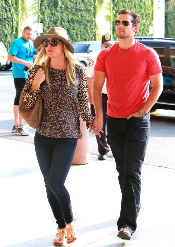 Kaley Cuoco et son petit ami Henry Cavill, main dans la main à Los Angeles le 3 juillet 2013, vont faire des courses