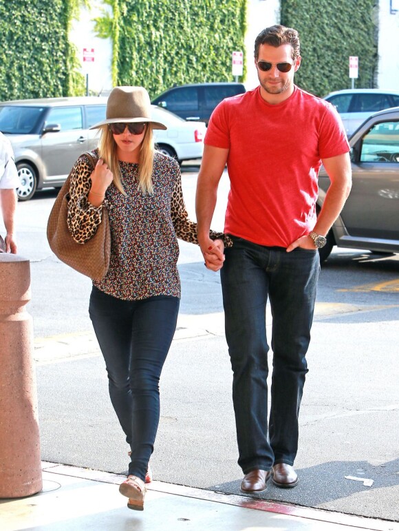 Kaley Cuoco et son petit ami Henry Cavill, main dans la main à Los Angeles le 3 juillet 2013, vont faire des courses