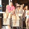 Kaley Cuoco avec son petit ami Henry Cavill, main dans la main à Los Angeles le 3 juillet 2013, vont faire des courses
