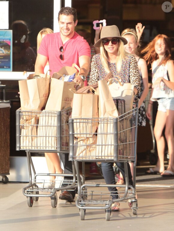 Kaley Cuoco avec son petit ami Henry Cavill, main dans la main à Los Angeles le 3 juillet 2013, vont faire des courses