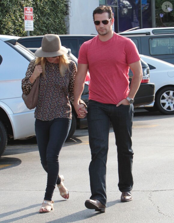 Kaley Cuoco et son petit ami Henry Cavill, main dans la main à Los Angeles le 3 juillet 2013, vont faire des courses