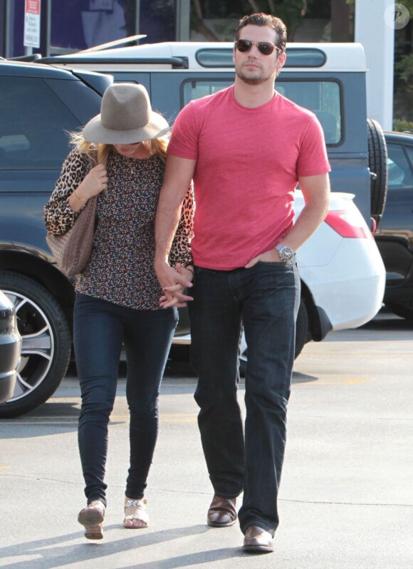 Kaley Cuoco et son petit ami Henry Cavill, main dans la main à Los Angeles le 3 juillet 2013, vont faire des courses