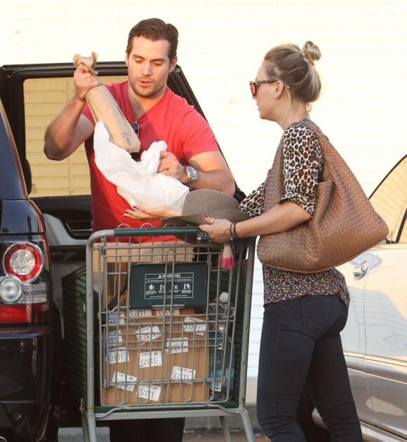 Kaley Cuoco et son petit ami Henry Cavill, alias le nouveau Superman, main dans la main à Los Angeles le 3 juillet 2013, vont faire des courses