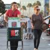 Kaley Cuoco et son petit ami Henry Cavill, main dans la main à Los Angeles le 3 juillet 2013, vont faire des courses