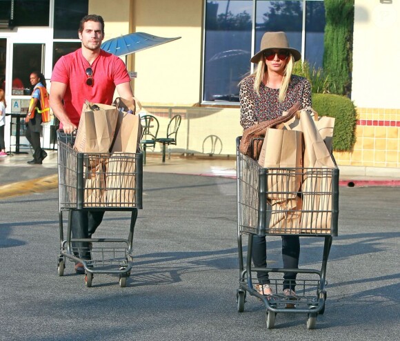 Kaley Cuoco et son petit ami Henry Cavill, main dans la main à Los Angeles le 3 juillet 2013, vont faire des courses