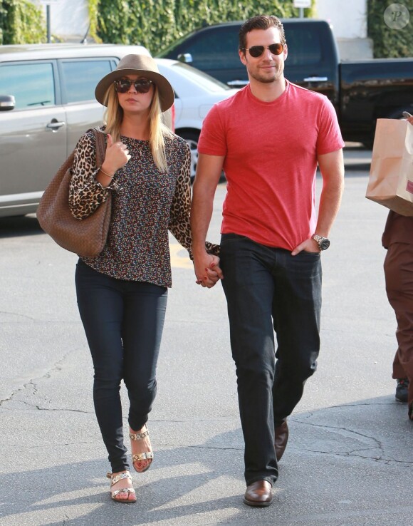 Kaley Cuoco et son petit ami Henry Cavill, main dans la main à Los Angeles le 3 juillet 2013, vont faire des courses