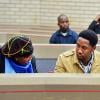 Les enfants et petits-enfants de Nelson Mandela, Makaziwe, Ndaba et Ndileka Mandela au tribunal de Mthatha à Mthatha le 3 juillet 2013, lors du verdict qui imposait le retour des dépouilles de trois enfants Mandela au village de Qunu, après que Mandla Mandela, le petit-fils du leader sud-africain est déplacé les corps.