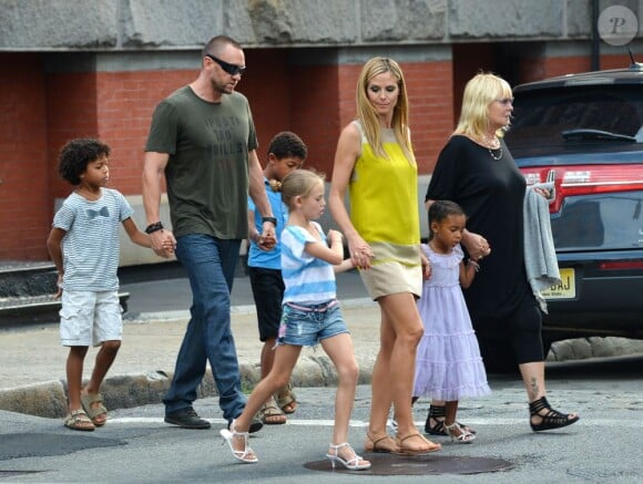 Heidi Klum se promène avec son petit-ami Martin Kristen, sa mère Erna et ses enfants Henry, Leni, Johan et Lou à New York, le 2 juillet 2013.