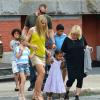 Heidi Klum se promène avec son chéri Martin Kristen, sa mère Erna et ses enfants Henry, Leni, Johan et Lou à New York, le 2 juillet 2013.