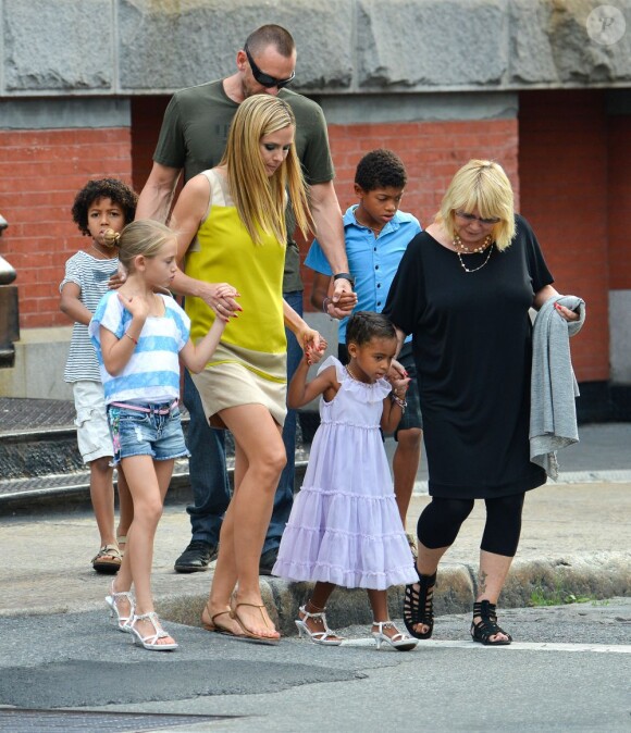Heidi Klum se promène avec son chéri Martin Kristen, sa mère Erna et ses enfants Henry, Leni, Johan et Lou à New York, le 2 juillet 2013.