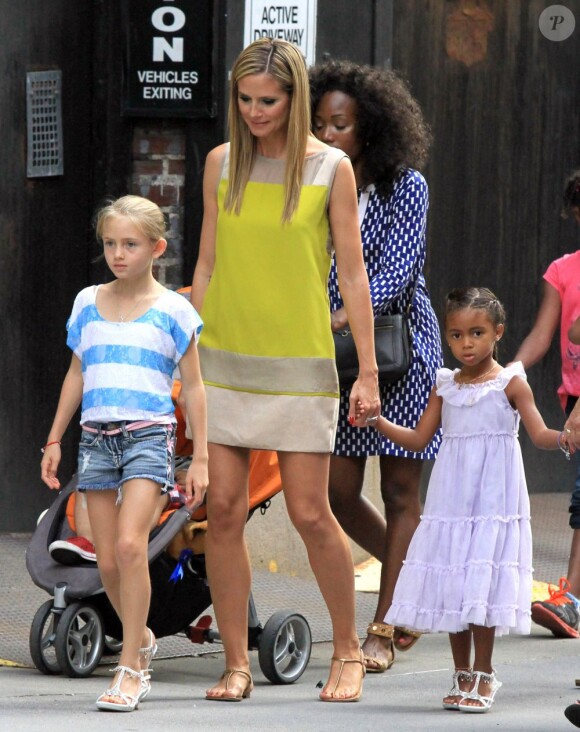 La belle Heidi Klum se promène avec son petit-ami Martin Kristen, sa mère Erna et ses enfants Henry, Leni, Johan et Lou à New York, le 2 juillet 2013.