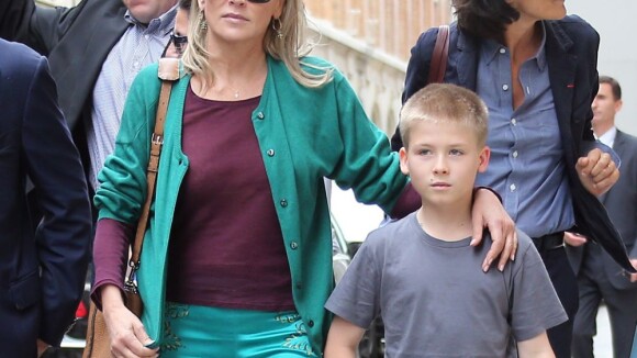 Sharon Stone à Paris avec son fils : Un look chic mais un pull très transparent