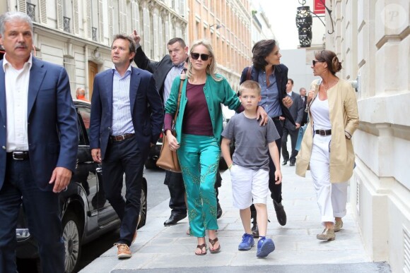 Sharon Stone, accompagnée de son fils Roan Bronstein, est allée faire du shopping avec son amie Inès de la Fressange à Paris le 4 juillet 2013 : une promenade encadrée par les gardes du corps