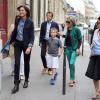 Sharon Stone, accompagnée de son fils Roan Bronstein, est allée faire du shopping avec son amie, le top model français Inès de la Fressange à Paris le 4 juillet 2013