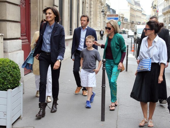 Sharon Stone, accompagnée de son fils Roan Bronstein, est allée faire du shopping avec son amie, le top model français Inès de la Fressange à Paris le 4 juillet 2013