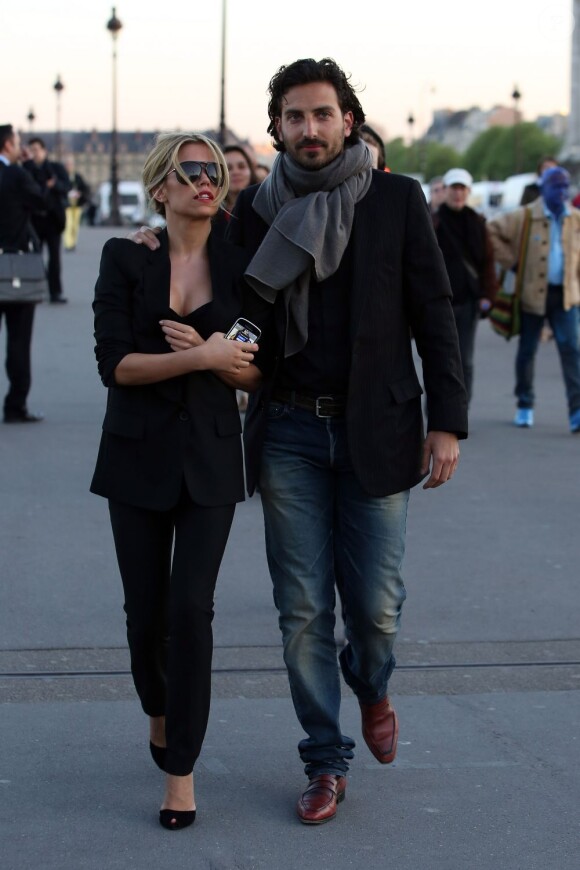 Sylvie van der Vaart fait un shooting lingerie Pont Alexandre III mardi en fin d'apres midi puis est rejointe par son petit ami l'homme d'affaires Guillaume Zarka a Paris le 23/04/2013