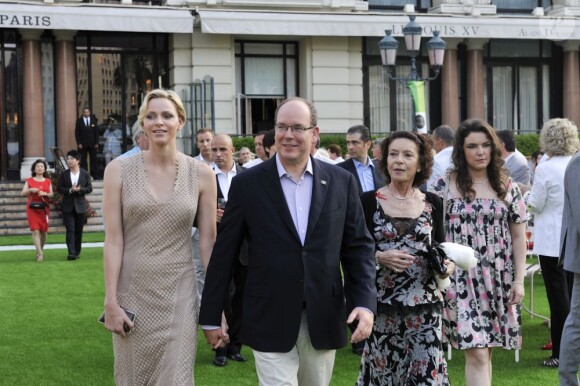 Le prince Albert II de Monaco et la princesse Charlene avec Elisabeth-Anne de Massy et sa fille Melanie-Antoinette Costello lors du 150e anniversaire de la Société des Bains de Mer célébré par un diner sur l'herbe sur la Place du Casino de Monte-Carlo, à Monaco le 5 juillet 2013.
