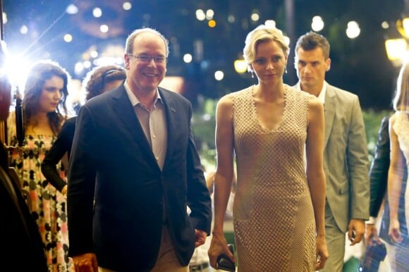 Le prince Albert II de Monaco et la princesse Charlene lors du 150e anniversaire de la Société des Bains de Mer célébré par un diner sur l'herbe sur la Place du Casino de Monte-Carlo, à Monaco le 5 juillet 2013.