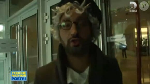 Cyril Hanouna tentant de pénétrer TF1, le vendredi 5 juillet 2013.
