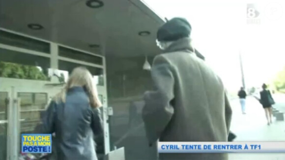 Cyril Hanouna tentant de pénétrer TF1, le vendredi 5 juillet 2013.