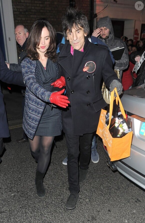 Ronnie Wood et sa femme Sally Humphreys quittent le concert de James McCartney à Londres, le 27 mars 2013.