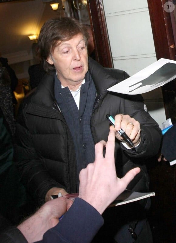 Paul McCartney, après le concert de son fils, James, à Londres, le 27 mars 2013.