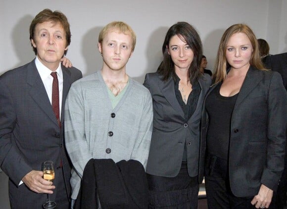 Paul McCartney et ses enfants - James, Mary et Stella McCartney - à Londres, le 11 octobre 2007.