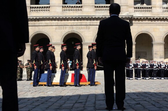 François Hollande se recueille devant la dépouille d'Alain Mimoun dans la cour d'honneur des Invalides le 8 juillet 2013 à Paris