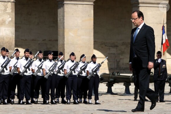 François Hollande dans la cour d'honneur des Invalides lors d'une cérémonie hommage à Alain Mimoun le 8 juillet 2013 à Paris