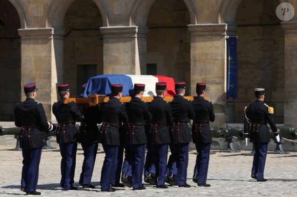 Alain Mimoun a eu le droit à un hommage national dans la cour d'honneur des Invalides le 8 juillet 2013 à Paris