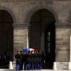 La dépouille d'Alain Mimoun disparait dans la cour d'honneur des Invalides le 8 juillet 2013 à Paris, après une cérémonie donnée en son honneur par le président François Hollande