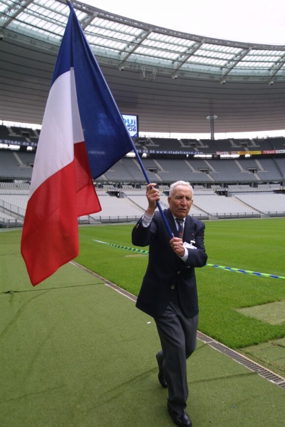 French runner and Olympic marathon champion Alain Mimoun is pictured during a visit at the Stade de France, Saint-Denis, near Paris, France on September 12, 2000. Photo by Mousse/ABACAPRESS.COM27/12/2011 - Saint-Denis
