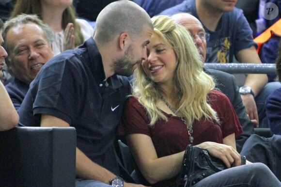 Shakira et son compagnon Gerard Piqué, lors du match de basket-ball entre Barcelone et Panathinaikos à Barcelone, le 25 avril 2013.