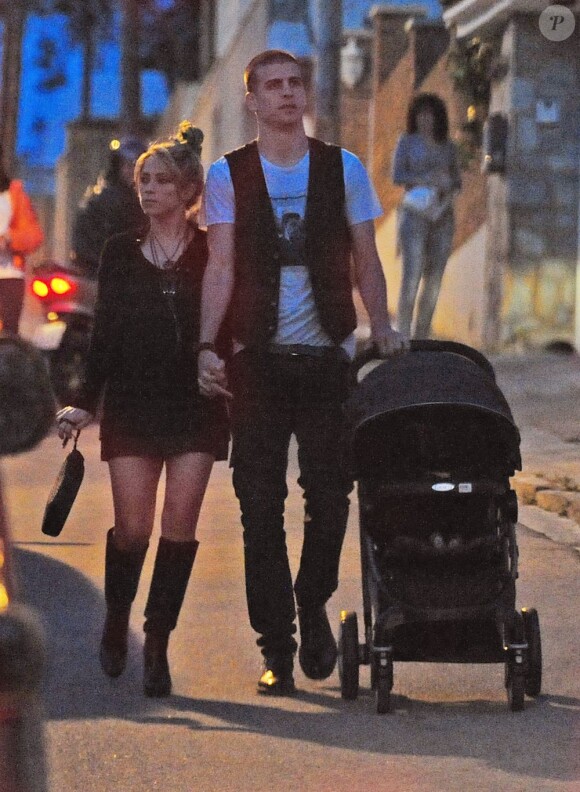La chanteuse Shakira et son petit ami le joueur de football du FC Barcelone Gerard Piqué se rendent à l'anniversaire de Cesc Fabregas avec leur fils Milan à Barcelone, le 4 mai 2013.