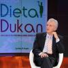 Le médecin nutritionniste français Pierre Dukan est l'invité de l'émission de télévision italienne Verissimo, à Milan, le 15 octobre 2011.