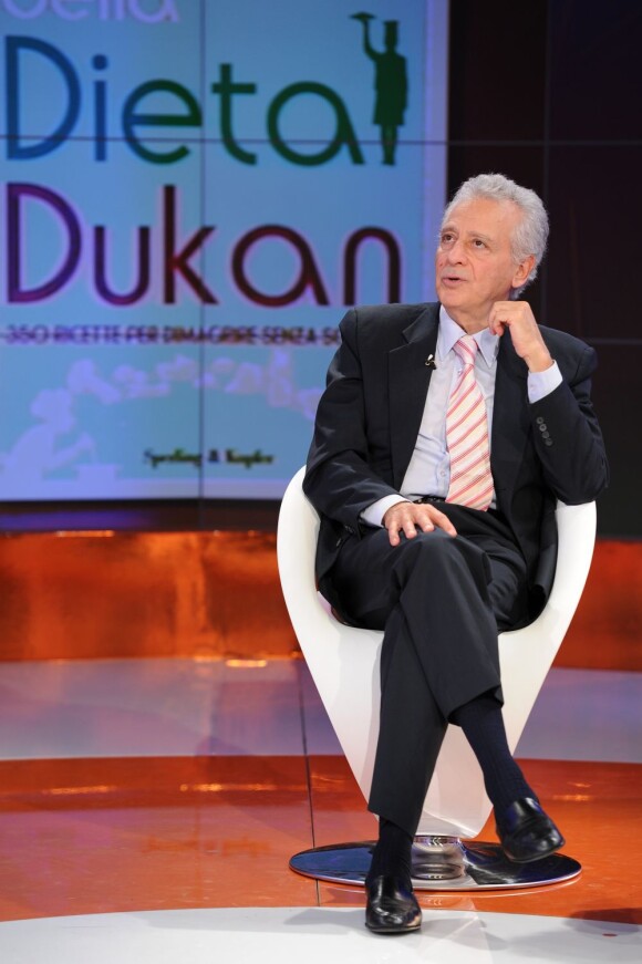Le médecin nutritionniste français Pierre Dukan est l'invité de l'émission de télévision italienne Verissimo, à Milan, le 15 octobre 2011.