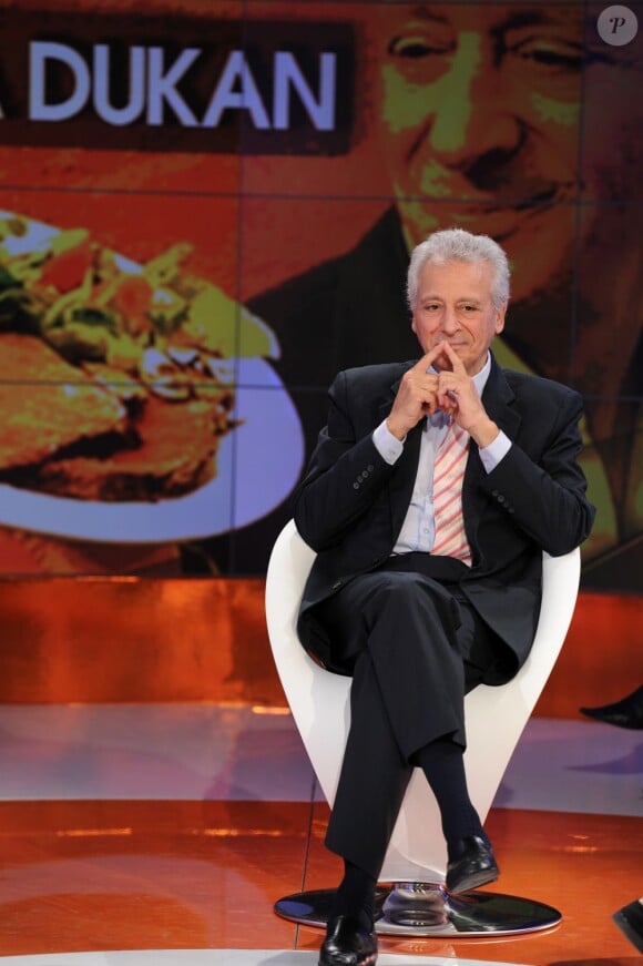 Le médecin français Pierre Dukan est l'invité de l'émission de télévision italienne Verissimo, à Milan, le 15 octobre 2011.