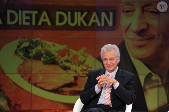 Le médecin nutritionniste français Pierre Dukan sur le plateau de l'émission de télévision italienne Verissimo, à Milan, le 15 octobre 2011.
