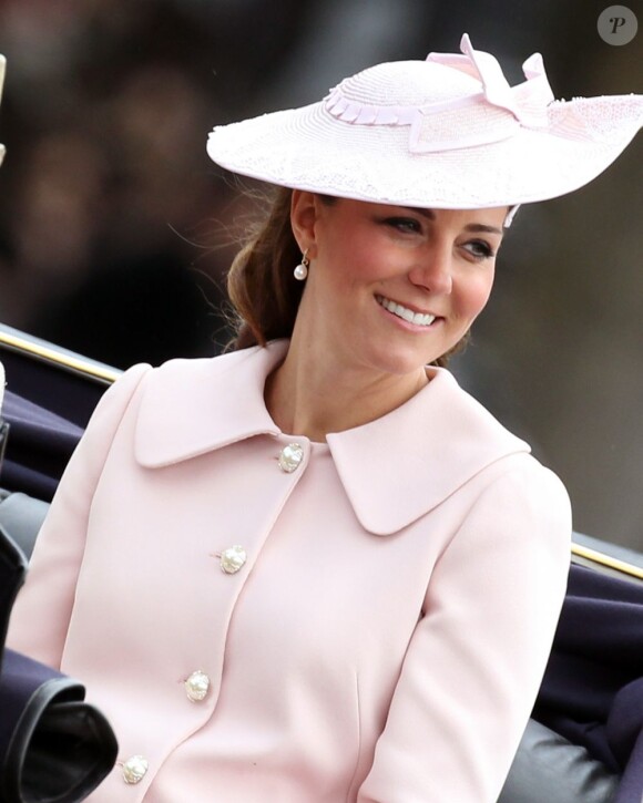 Kate Middleton lors de la parade Trooping the Colour, sa dernière apparition enceinte avant l'accouchement, le 15 juin 2013 à Londres.