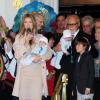 Céline Dion et René Angélil présentant les jumeaux Nelson et Eddy après leur naissance, à Las Vegas le 16 février 2011, en présence de René-Charles.