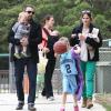 Jennifer Garner et Ben Affleck emmènent leurs enfants Violet, Seraphina et Samuel au parc à Brentwood, le 17 mars 2013.