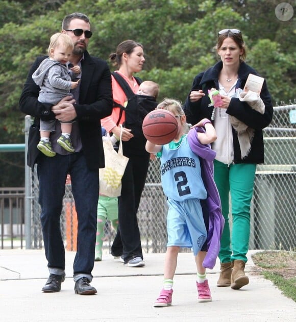Jennifer Garner et Ben Affleck emmènent leurs enfants Violet, Seraphina et Samuel au parc à Brentwood, le 17 mars 2013.