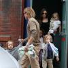 Brad Pitt, Angelina Jolie et leurs enfants à Londres le 4 septembre 2011.