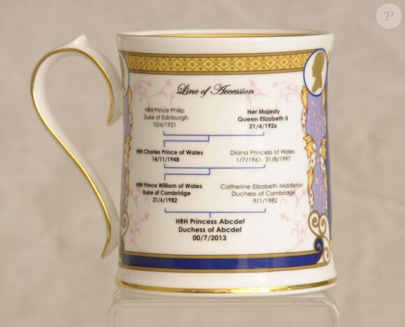 Tout est dans le détail historique... De la vaisselle Aynsley China pour célébrer la naissance du royal baby de Kate Middleton et du prince William. La production de certains memorabilia a débuté au lendemain de la révélation de la grossesse de la duchesse de Cambridge, en décembre 2012.