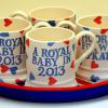 Des mugs sortis des ateliers Emma Bridgewater à Stoke on Trent... La naissance du royal baby de Kate Middleton et du prince William a mis en branle un raz-de-marée de memorabilia durant la grossesse de la duchesse de Cambridge...