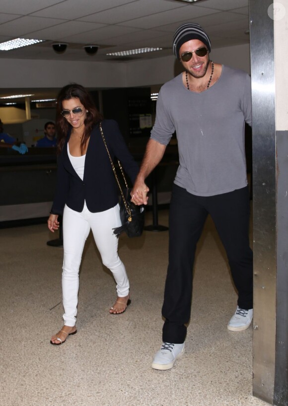 L'actrice Eva Longoria et Ernesto Arguello arrivent à l'aéroport de Los Angeles, le 9 juillet 2013.