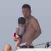 Lionel Messi avec son fils Thiago en vacances à Ibiza le 9 juillet 2013.