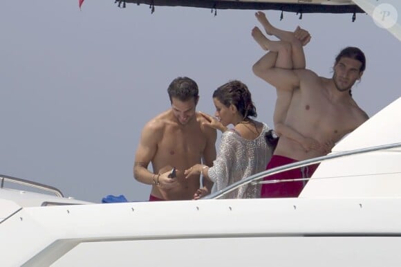 Les joueurs du Barça Lionel Messi, Cesc Fabregas, et José Manuel Pinto passent des vacances à Ibiza avec leurs familles et le pilote moto Sete Gibernau le 9 juillet 2013.