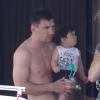 Lionel Messi avec son fils Thiago à Ibiza le 9 juillet 2013.