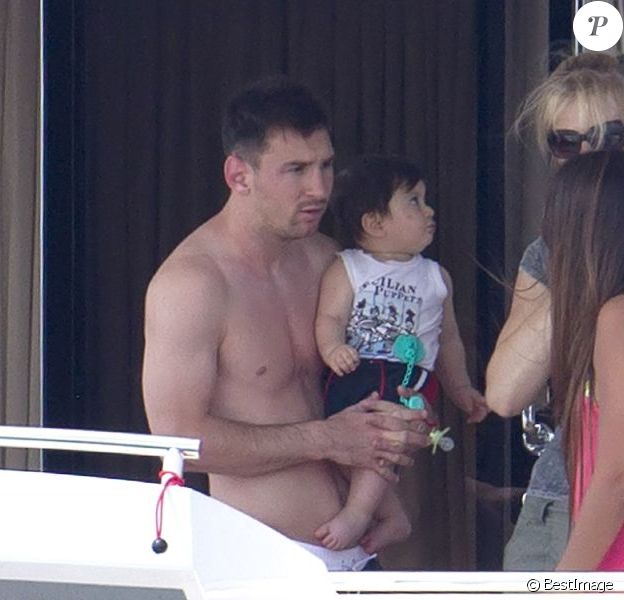 Lionel Messi avec son fils Thiago à Ibiza le 9 juillet 2013.